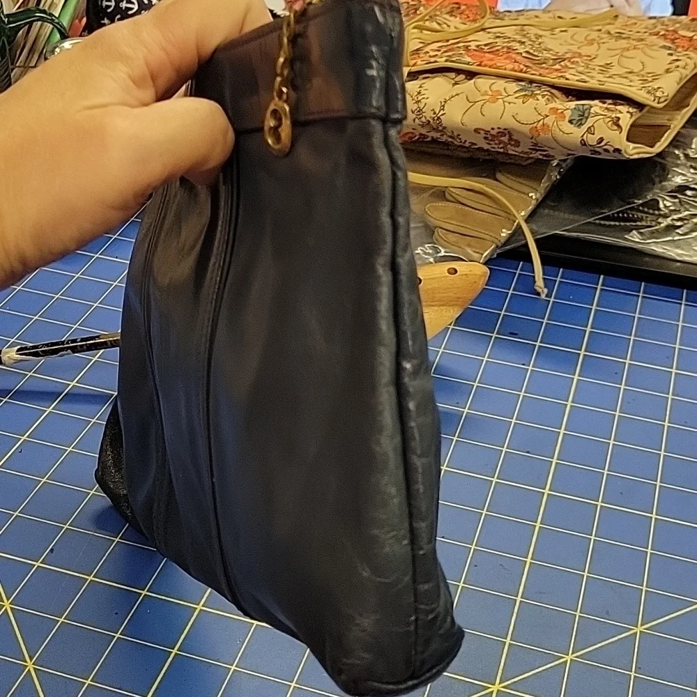 Dove Vintage Zipper Clutch Purse Dark Blue Leather 13 x 7 x 1
